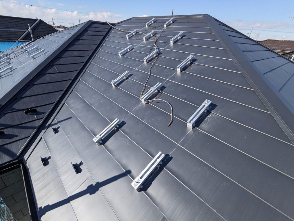 屋根カバー工法が終わった後に、太陽光パネルの架台を取り付けました。<br />
<br />
※弊社では、屋根に穴を空けずに固定をする、『キャッチクランプ工法』を採用しております。